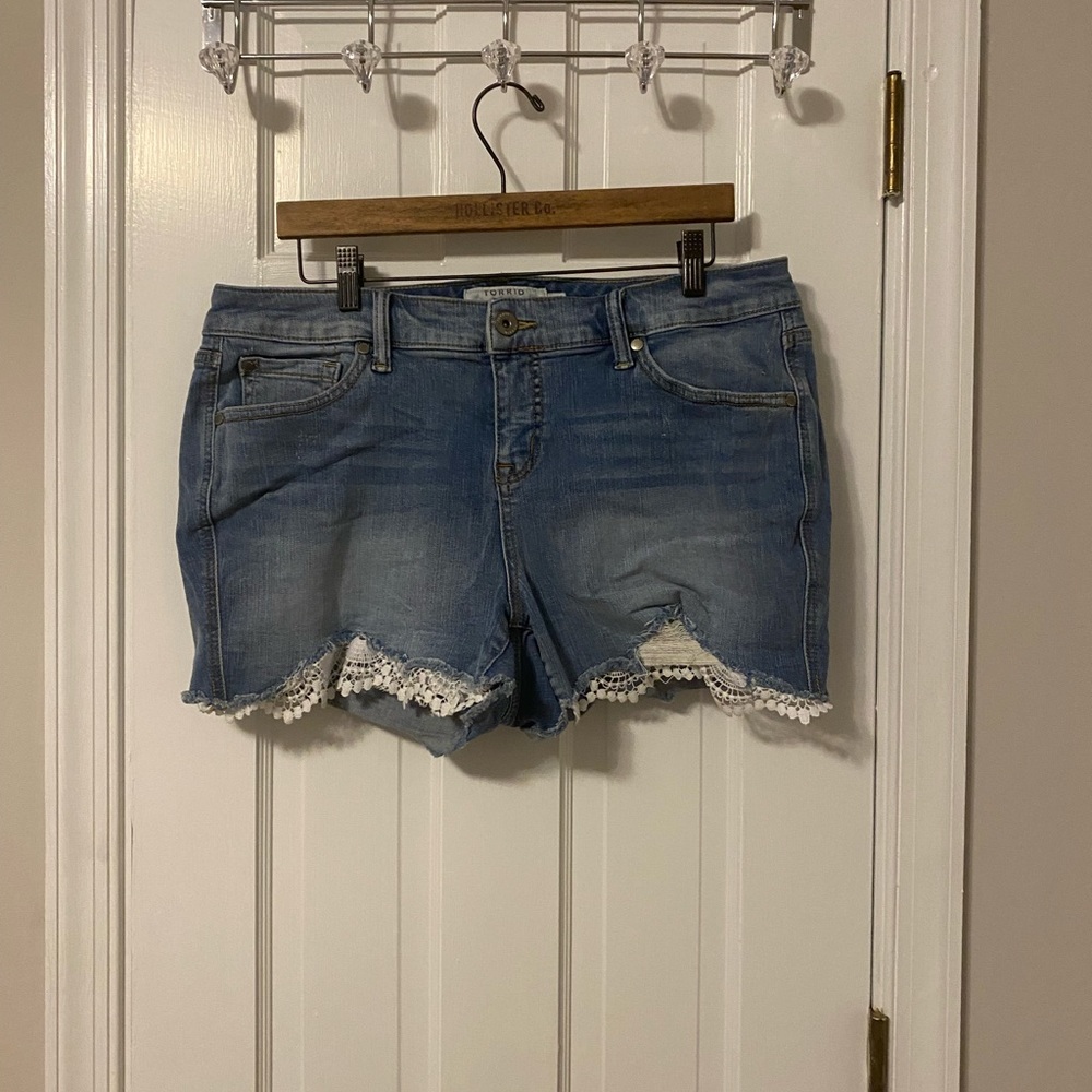 Lace trim shorts